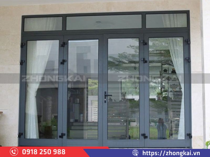 Cửa nhôm hệ 55 vát cạnh làm cửa chính đảm bảo cách âm cách nhiệt tốt