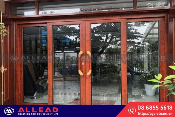 Cửa trượt quay nhôm màu vân gỗ