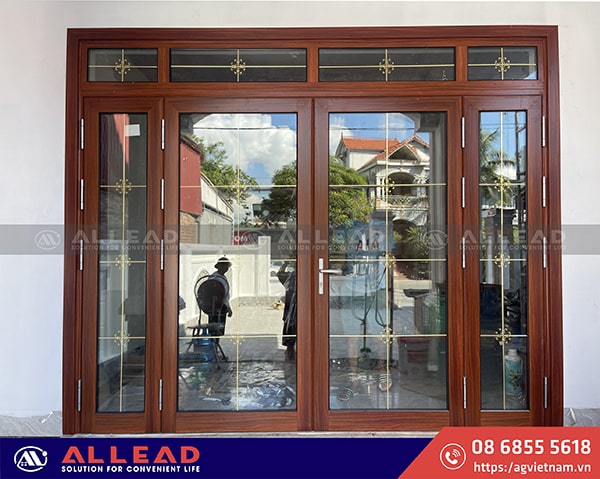 Cửa nhôm hệ 55 vát cạnh làm cửa chính đảm bảo cách âm cách nhiệt tốt 