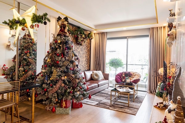 Trang trí cửa kính Giáng sinh với cây thông Noel