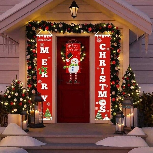 trang trí Noel trước cửa nhà với nhành thông